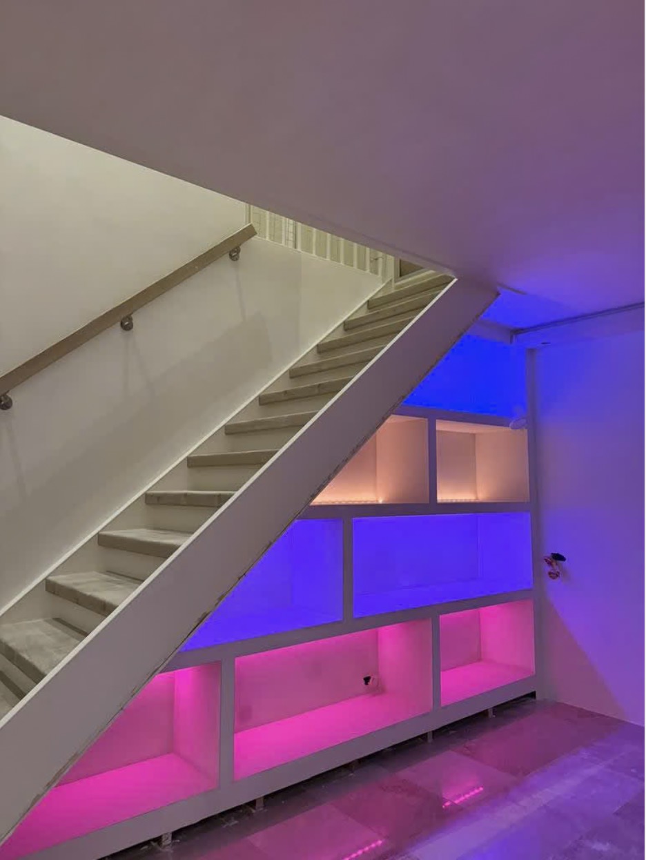 Gestucte trapwand met sfeerverlichting