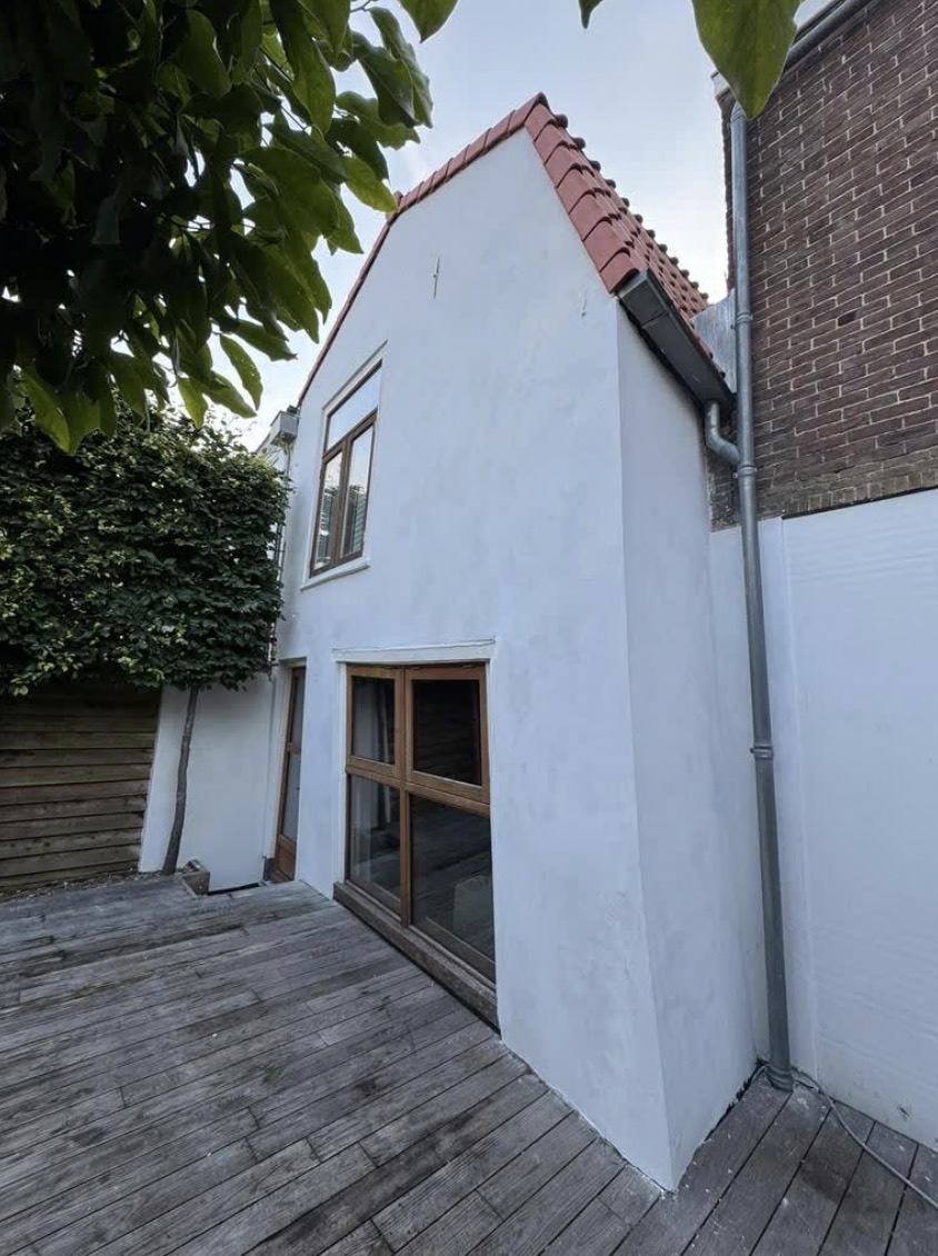 Witte gestucte gevel van een woning